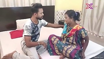 Wanita Dewasa India Dalam Ciuman Sensual Dan Dari Belakang Aksi