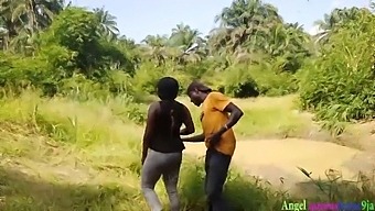 Okoro, A Szorgalmas Vadász, Találkozik Egy Lenyűgöző Afrikai Helyi Nővel, Miközben A Farmjára Vigyáz, És Szenvedélyes Közösülést Folytat Vele, Majdnem A Csúcsra Jutva, Mielőtt A Férje Testvére Megszakítja, És Rejtett Kamerájával Rögzíti. Teljes Egészében Elérhető A Red Oldalon