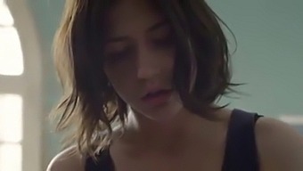 Млада Адел Егзархопулос У Врућој Сцени (2016)