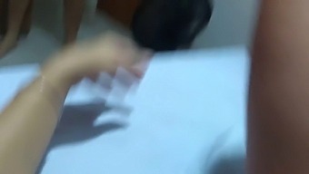 Un Homme Marié Nettoie La Zone Intime De Sa Femme Avec Sa Langue Après Qu'Un Autre Homme Ait Éjaculé À L'Intérieur D'Elle