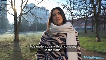 Collegejente Gir En Blowjob I Pov-Video For Offentlig Agent