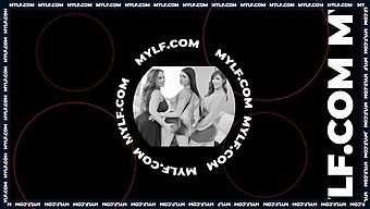 Atemberaubende Reife Schönheit In Verführerischer Lingerie Gibt Sich Mit Ihrem Stiefsohn Dem Webcam-Sex Hin