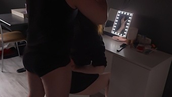 Na Oplátku Za Barvení Vlasů Dostává Manželka Od Manžela Horký Sprchový Kouř