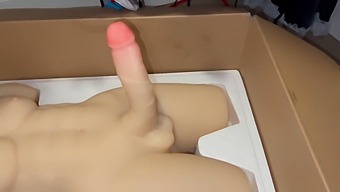 Man Speelt Solo Met De Grote Natuurlijke Tieten Van Een Sekspop.