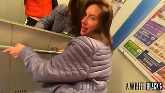 Naboen Min, Som Ble Seksuelt Opphisset, Fant Meg I Nærheten Av Heisen Og Hadde Sex Med Meg På Vei Hjem