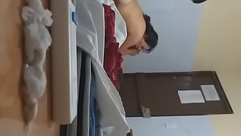 タイトなセックスが大好きなフレンドリーな女の子とのホットなセッションに参加し、彼女の膣を見せます。