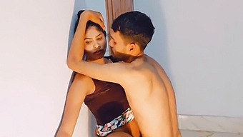 ハニフは、彼の性的に興奮した義理の妹を、彼の大きなメンバーであるハニフとスモナで満足させます。