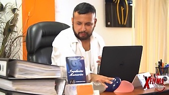 Egy Perui Takarító Úgy Tesz, Mintha Orvos Lenne, Hogy Felébresszen Egy Érzéki Venezuelai Nőt