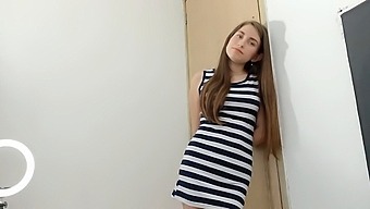 Seorang Bapa Tiri Sedang Berbual Dengan Anak Tiri Perempuannya Dan Mereka Berdua Mencapai Persetujuan Untuk Dia Terlibat Dalam Aktiviti Seksual