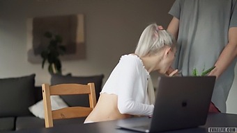 Eva Elfie Robi Sobie Zoom - Dzika Jazda Z Piersiastą Nastolatką.