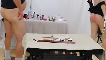 To Piger I Bondage Underkaster Sig Nydelse Og Disciplin