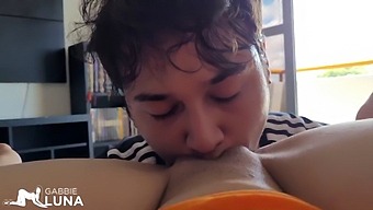가비 루나는 자신의 성기를 숙련된 사람들에게 강렬한 삽입과 사정을 위해 제공합니다