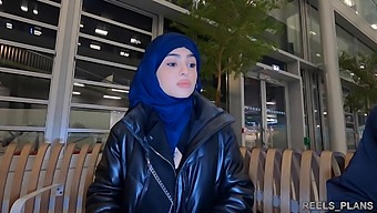 Nadja, En Tilsløret Iransk Kvinde, Bliver Penetreret Analt På Offentlige Toiletter Og Gange Som En Form For Betaling For Et Fly.