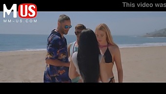 モーガン・リーとクロエ・カプリが、大きなチンポと濡れたマンコでエロティックなカップルパフォーマンスを披露!