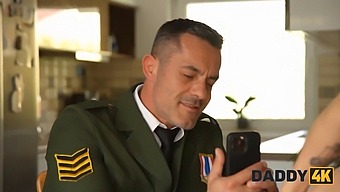 小个子少女背着她的士兵男友和一个老男人偷情。