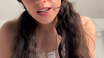 Hermosa Morena Quinn Finite, Su Tamaño De Pecho Es Una Belleza, Tiene Una Escena En Solitario Enferma Donde Tiene Dos Buenos Orgasmos Con Un Juego De Rol.